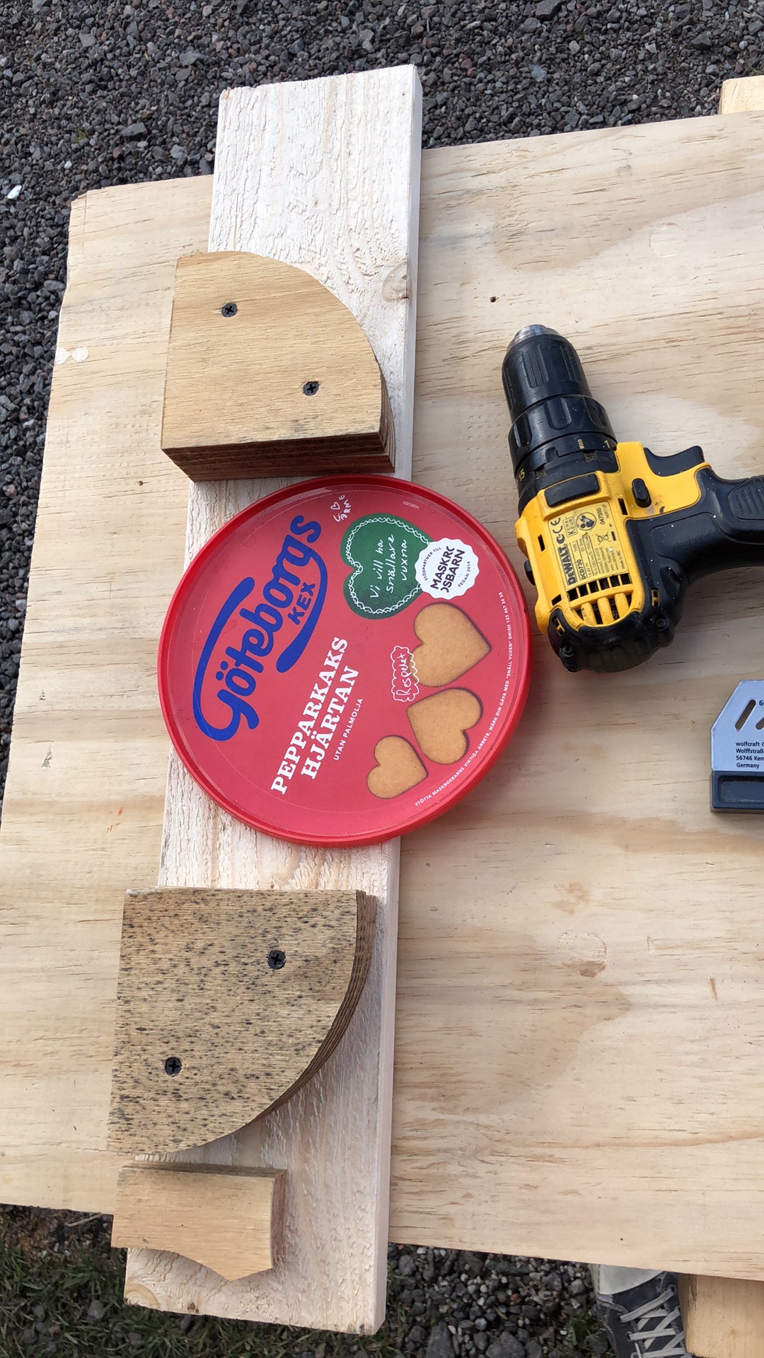 After much consideration and calculations I chose the scientific "kakburk" method for a radius of 100mm