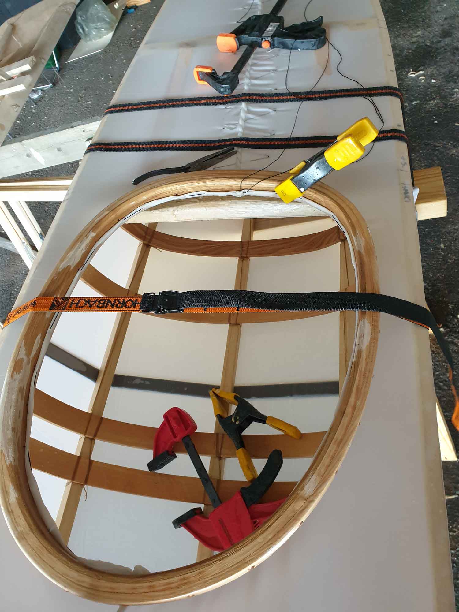 Clamps so you can release the string and take a rest