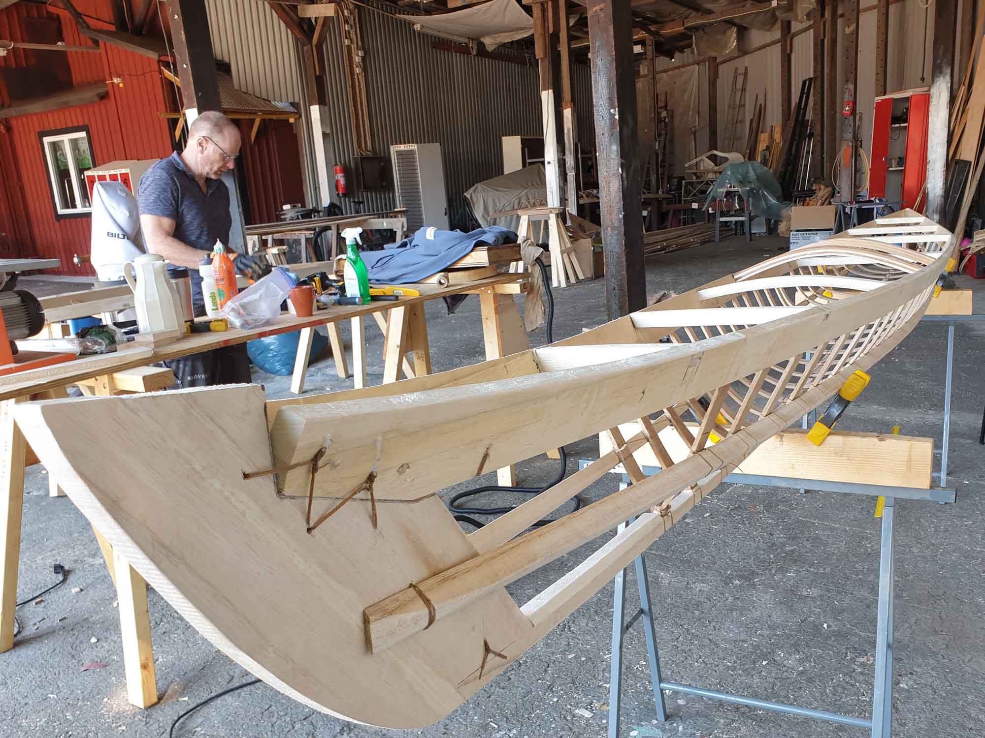 Keel and stingers lashed into place