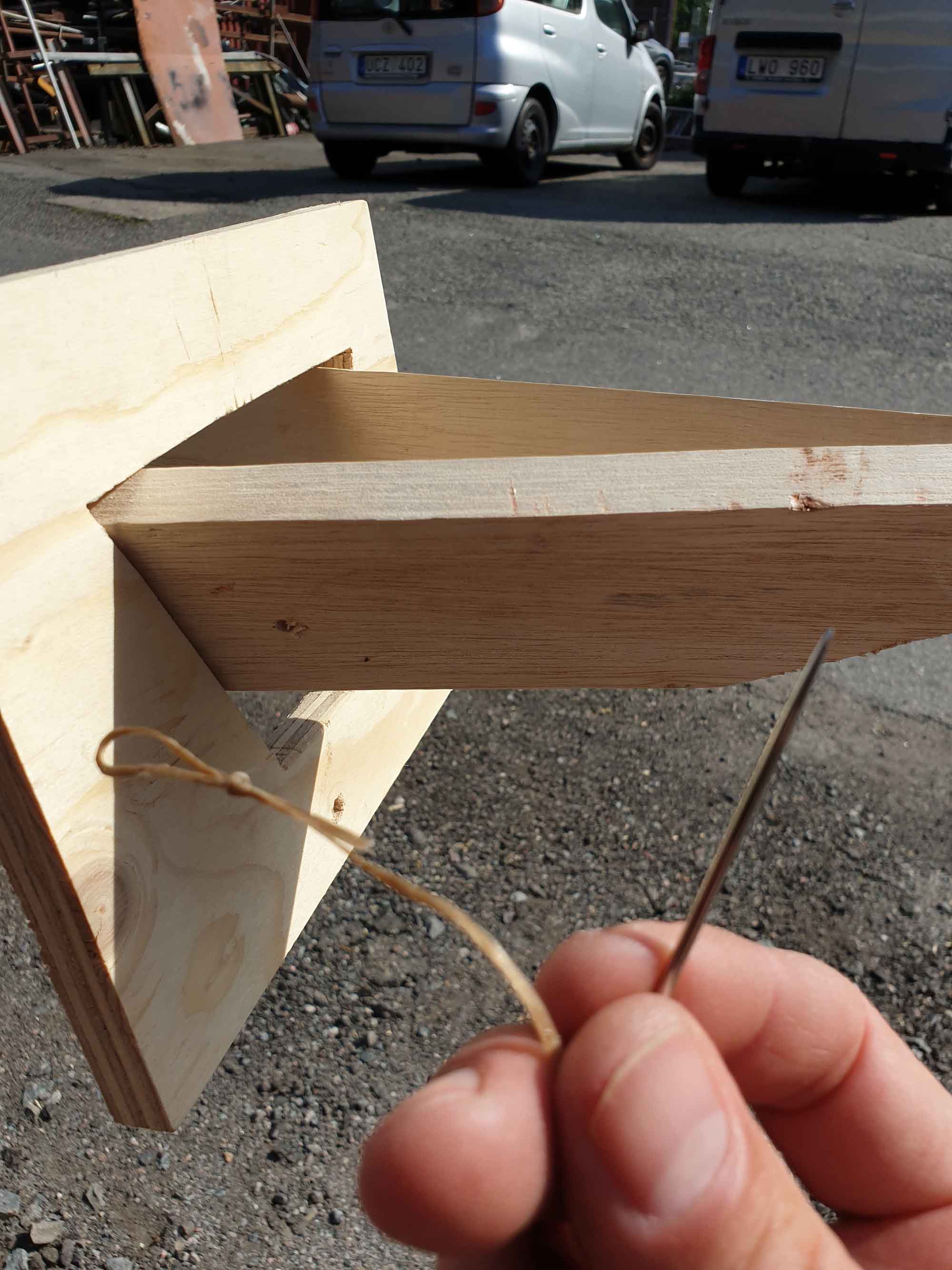Start with a simple knot straight over the bite