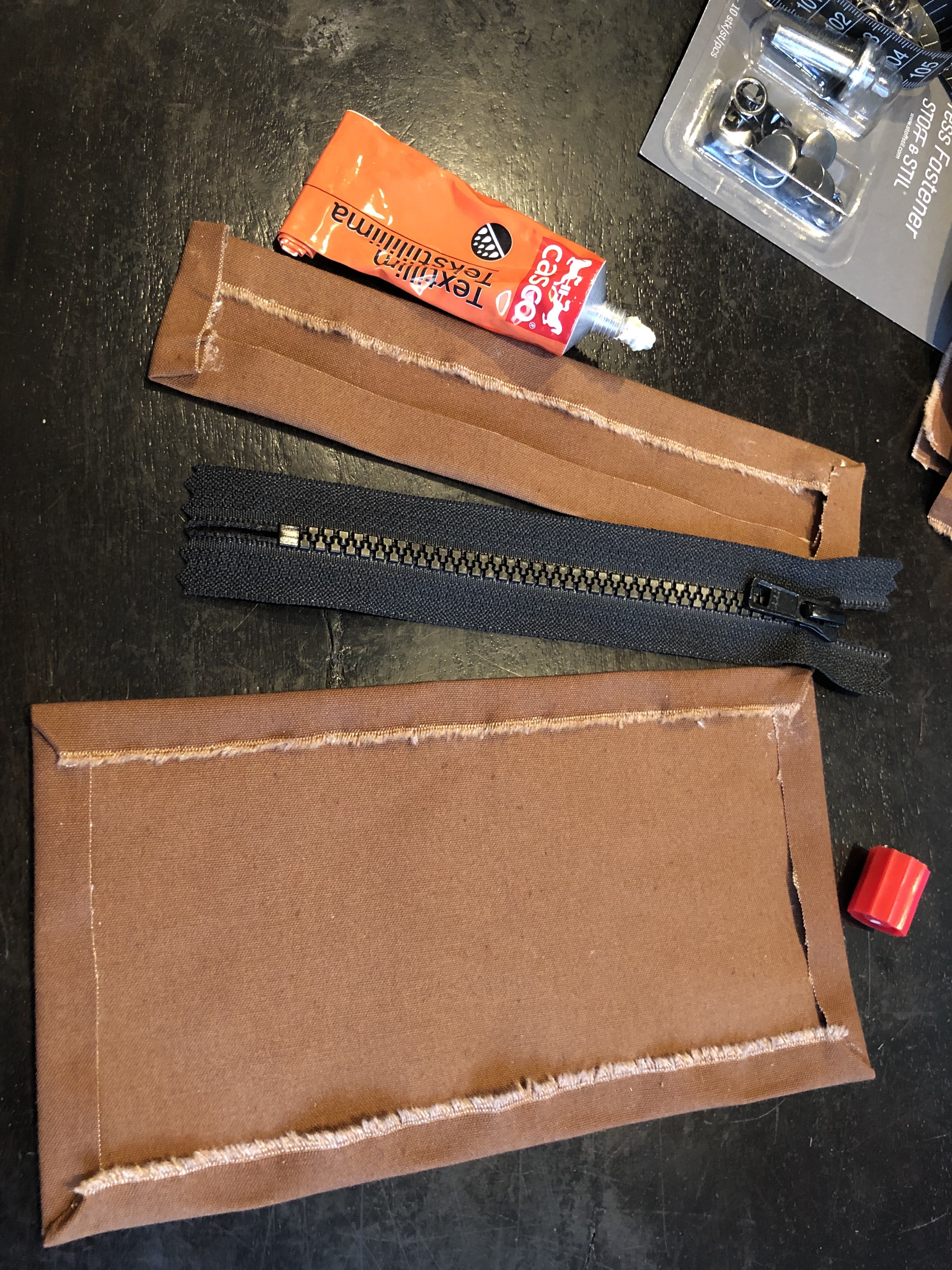 Arm pocket with zipper
